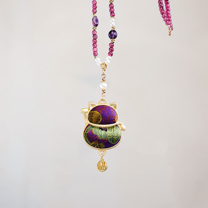 Buddha Stones Collana con ciondolo a forma di gatto portafortuna in tessuto broccato e simbolo di benedizione Song Fu. - image 8