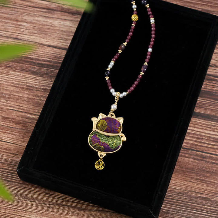 Buddha Stones Collana con ciondolo a forma di gatto portafortuna in tessuto broccato e simbolo di benedizione Song Fu. - Collana con gatto (stessa tonalità di colore, fantasia variabile) - image 0