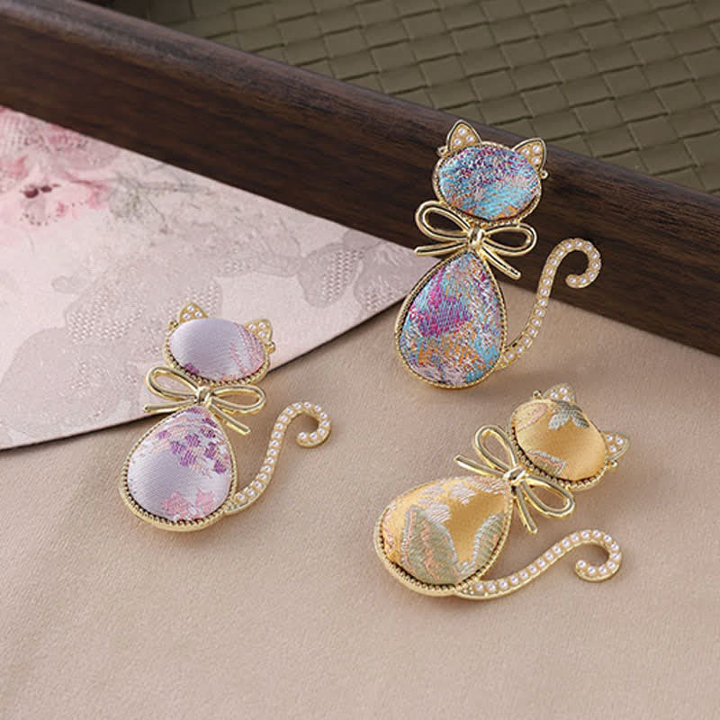 Buddha Stones Spilla con fiocco a gatto in broccato Pearl Song Purity - image 3