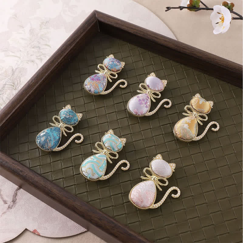 Buddha Stones Spilla con fiocco a gatto in broccato Pearl Song Purity - image 2