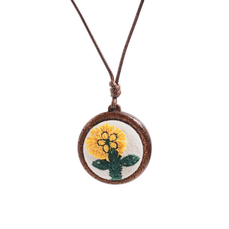 Buddha Stones Collana rotonda in legno intagliato a mano con fiori e farfalle ricamati. - Margherita - image 1