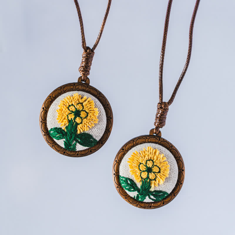 Buddha Stones Collana rotonda in legno intagliato a mano con fiori e farfalle ricamati. - image 0