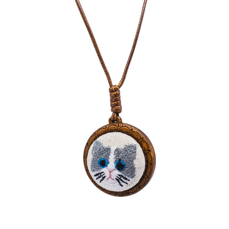 Buddha Stones Collana con ciondolo rotondo ricamato a forma di gatto portafortuna - Blu e bianco - image 3