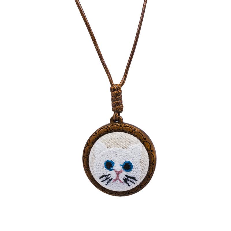 Buddha Stones Collana con ciondolo rotondo ricamato a forma di gatto portafortuna - Cincillà - image 6