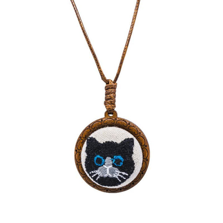 Buddha Stones Collana con ciondolo rotondo ricamato a forma di gatto portafortuna - Gatto nero - image 4