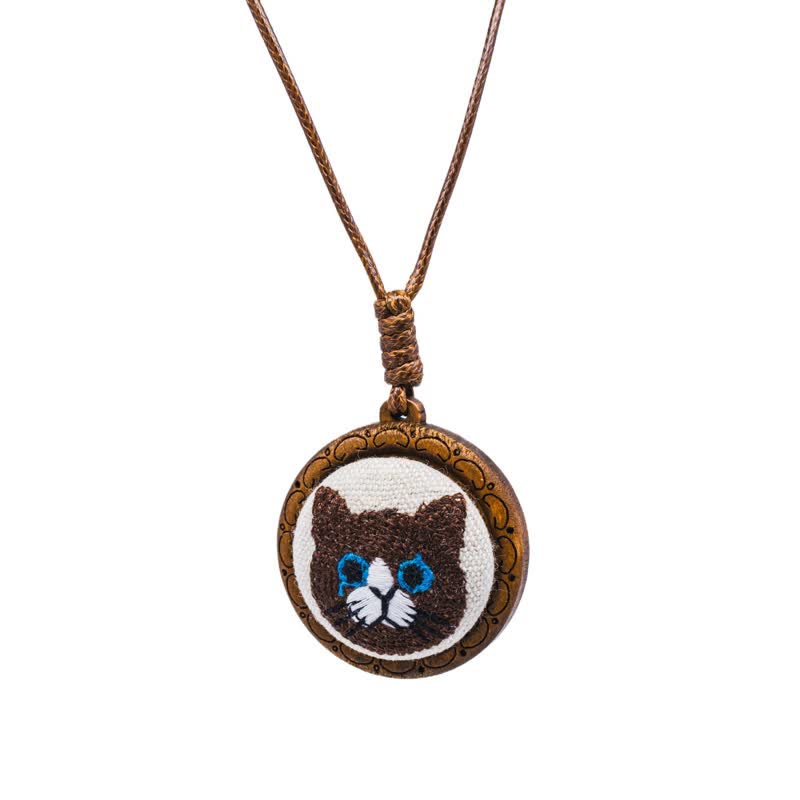 Buddha Stones Collana con ciondolo rotondo ricamato a forma di gatto portafortuna - Mucca Gatto - image 11