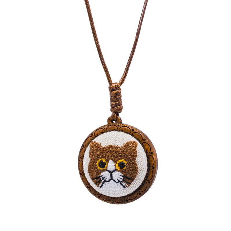 Buddha Stones Collana con ciondolo rotondo ricamato a forma di gatto portafortuna - Arancione tigrato - image 8