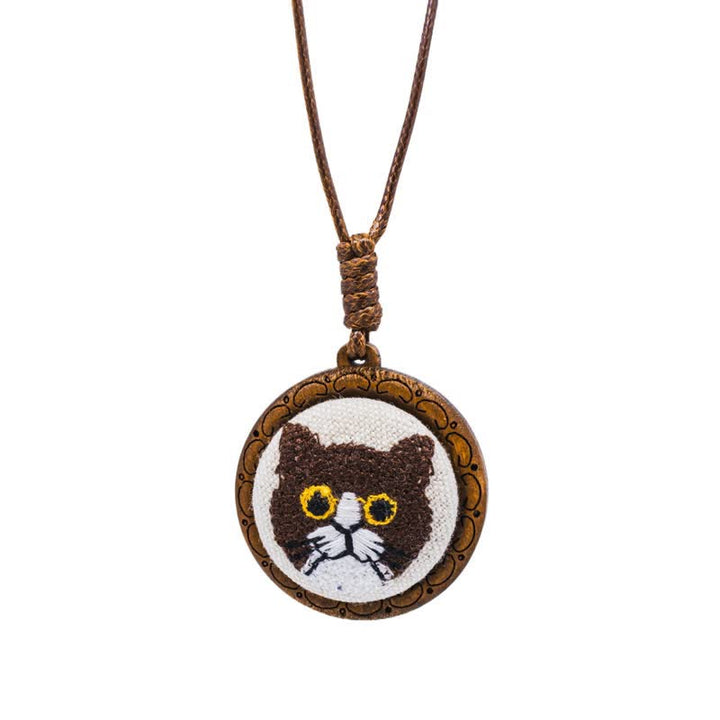 Buddha Stones Collana con ciondolo rotondo ricamato a forma di gatto portafortuna - Abissino - image 10