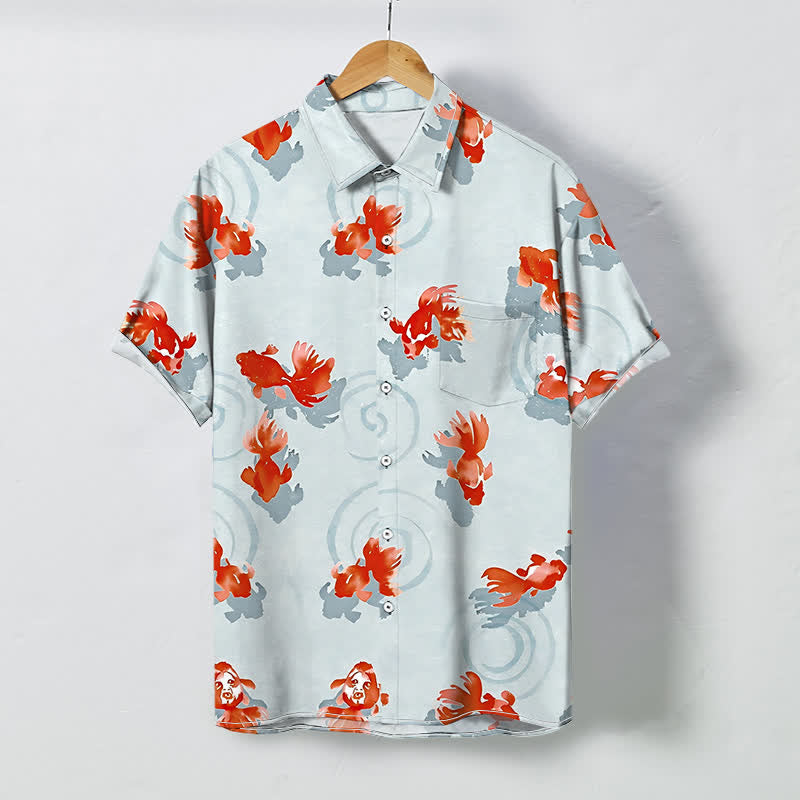 Buddha Stones Camicia da uomo a maniche corte con bottoni a fantasia di carpe koi rosse e motivo a onde, resistente alle pieghe. - Azzurro polvere - US/UK/AU48, EU58 (4XL) - image 0