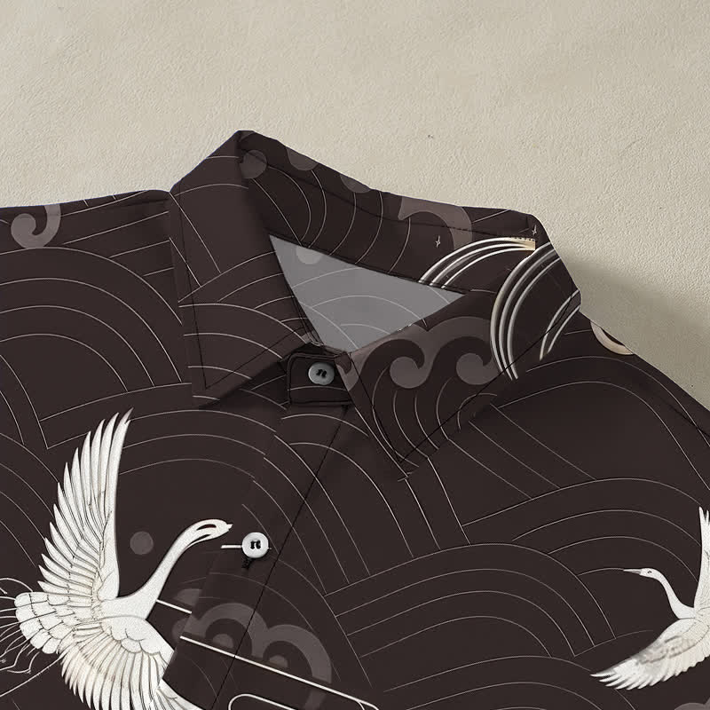 Buddha Stones Camicia da uomo a maniche corte traspirante con bottoni e motivo a onde e nuvole, con stampa gru. - image 2