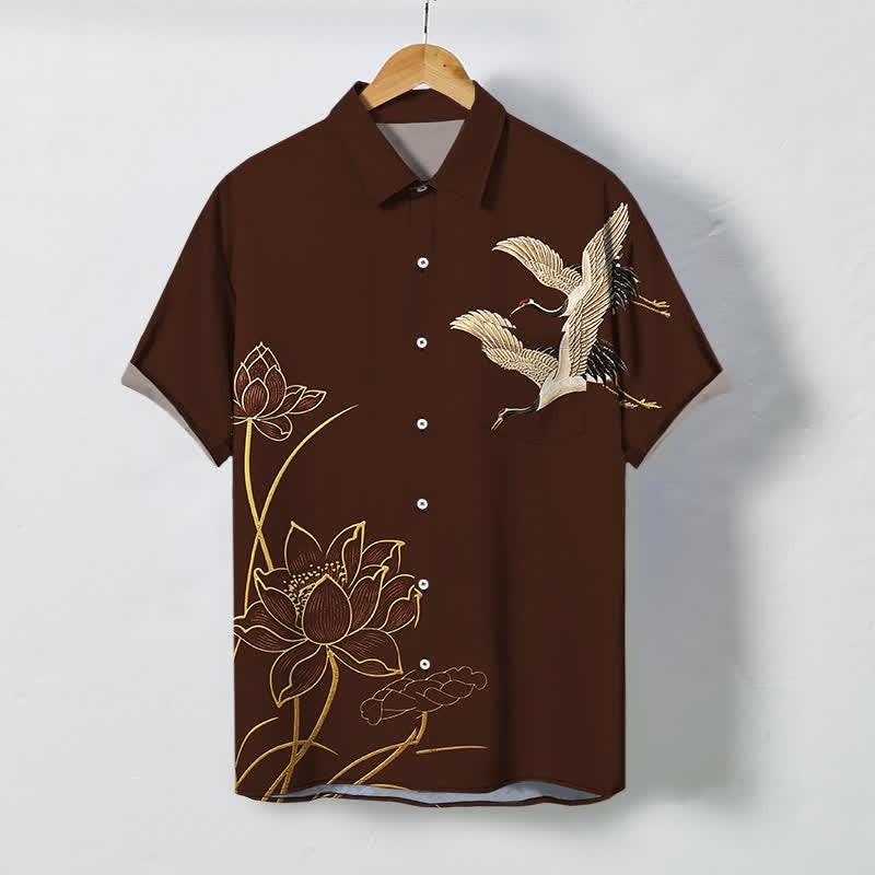 Buddha Stones Camicia da uomo a maniche corte traspirante con bottoni a fantasia loto e gru. - Marrone sella - US/UK/AU48, EU58 (4XL) - image 0