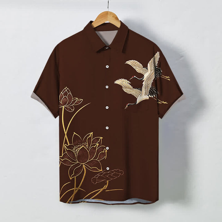 Buddha Stones Camicia da uomo a maniche corte traspirante con bottoni a fantasia loto e gru. - Marrone sella - US/UK/AU48, EU58 (4XL) - image 0
