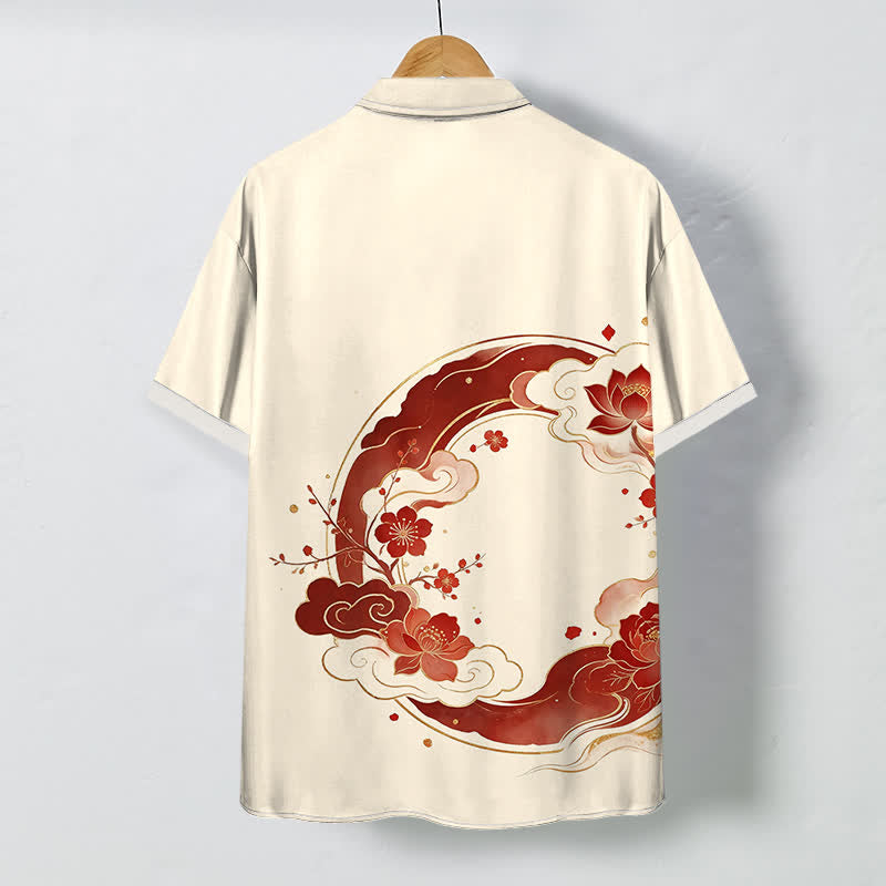 Buddha Stones Camicia da uomo a maniche corte traspirante con motivo floreale orientale, fiori di loto, pesco e nuvole, bottoni. - image 1
