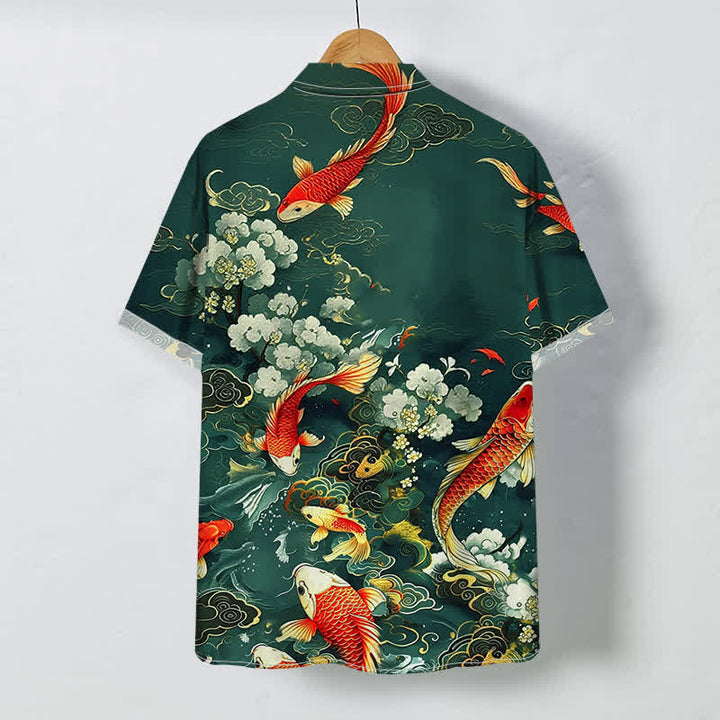 Buddha Stones Camicia da uomo a maniche corte con motivo floreale bianco, pesci koi rossi e nuvole, bottoni antipiega e design a onde, con stampa di nuvole e onde. - image 1