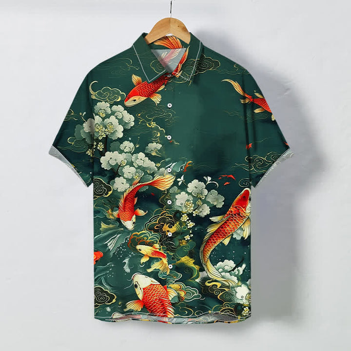 Buddha Stones Camicia da uomo a maniche corte con motivo floreale bianco, pesci koi rossi e nuvole, bottoni antipiega e design a onde, con stampa di nuvole e onde. - Verde studentesco - US/UK/AU48, EU58 (4XL) - image 0