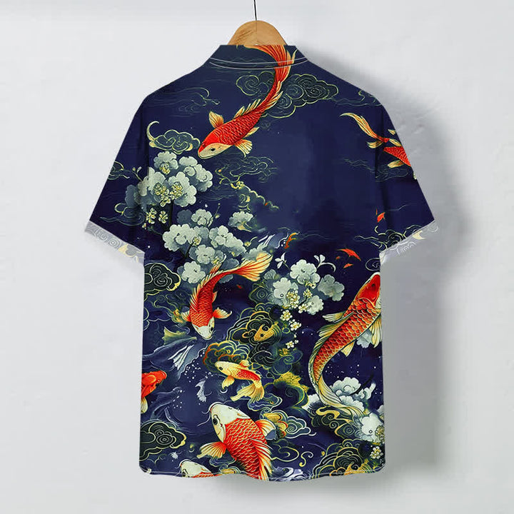 Buddha Stones Camicia da uomo a maniche corte con motivo floreale bianco, pesci koi rossi e nuvole, bottoni antipiega e design a onde, con stampa di nuvole e onde. - image 4