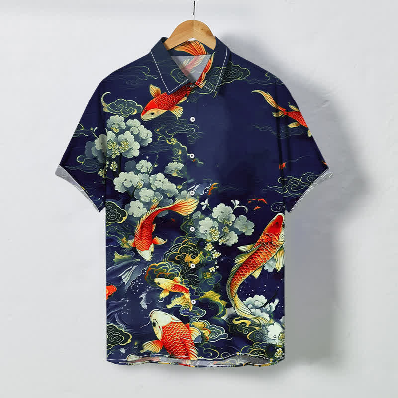 Buddha Stones Camicia da uomo a maniche corte con motivo floreale bianco, pesci koi rossi e nuvole, bottoni antipiega e design a onde, con stampa di nuvole e onde. - Marina - US/UK/AU48, EU58 (4XL) - image 3