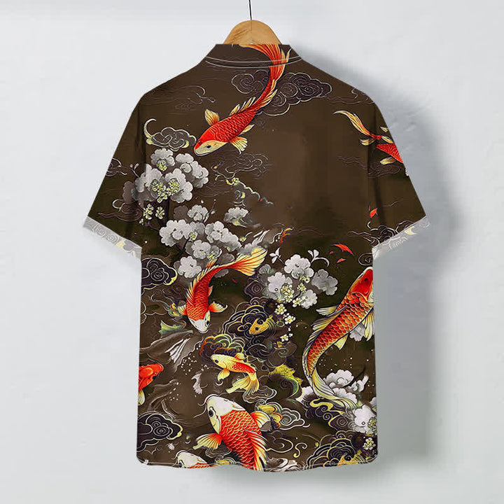 Buddha Stones Camicia da uomo a maniche corte con motivo floreale bianco, pesci koi rossi e nuvole, bottoni antipiega e design a onde, con stampa di nuvole e onde. - image 7