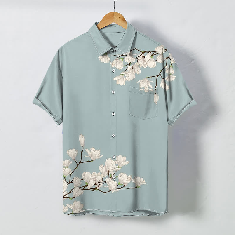 Buddha Stones Camicia da uomo a maniche corte con bottoni a fantasia floreale di magnolia bianca, resistente alle pieghe. - Azzurro polvere - US/UK/AU48, EU58 (4XL) - image 0