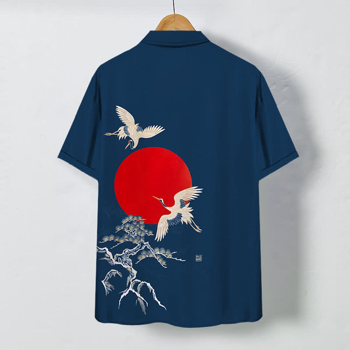Buddha Stones Camicia da uomo a maniche corte con bottoni a fantasia "Red Sun Crane Pine", resistente alle pieghe. - image 1
