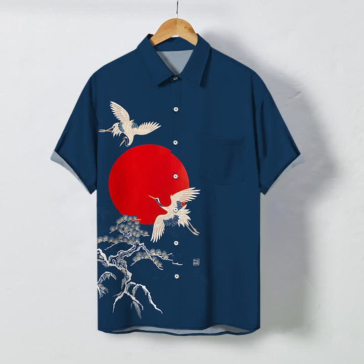 Buddha Stones Camicia da uomo a maniche corte con bottoni a fantasia "Red Sun Crane Pine", resistente alle pieghe. - Marina - US/UK/AU48, EU58 (4XL) - image 0