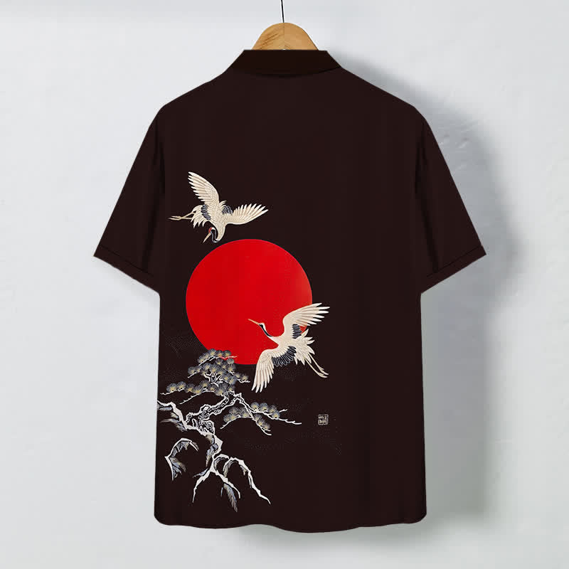 Buddha Stones Camicia da uomo a maniche corte con bottoni a fantasia "Red Sun Crane Pine", resistente alle pieghe. - image 11