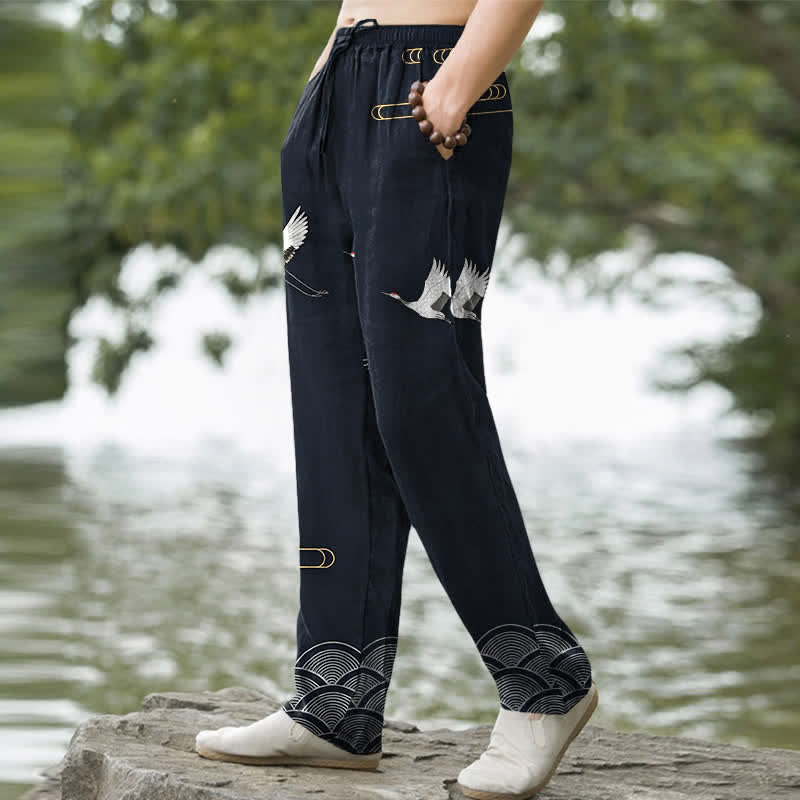 Buddha Stones Pantaloni da uomo affusolati in cotone bianco con motivo a onde e stampa gru, con tasche. - image 1