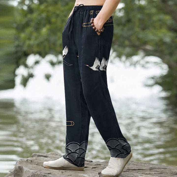 Buddha Stones Pantaloni da uomo affusolati in cotone bianco con motivo a onde e stampa gru, con tasche. - image 1