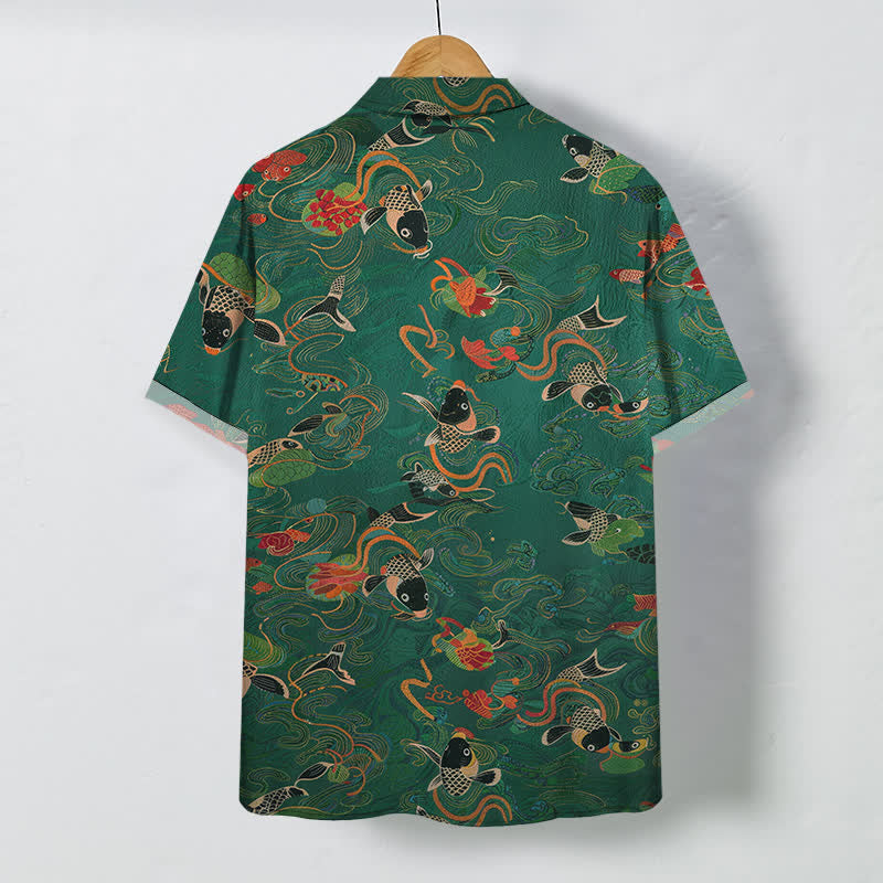 Buddha Stones Camicia da uomo a maniche corte traspirante con bottoni e motivo a onde e nuvole con pesci koi. - image 1