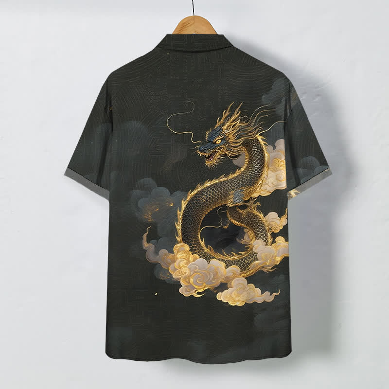 Buddha Stones Camicia da uomo a maniche corte con bottoni a fantasia drago dorato e nuvole, resistente alle pieghe. - image 1