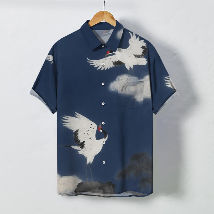 Buddha Stones Camicia da uomo a maniche corte con bottoni, motivo gru bianca volante e nuvole, resistente alle pieghe. - Marina - US/UK/AU48, EU58 (4XL) - image 0