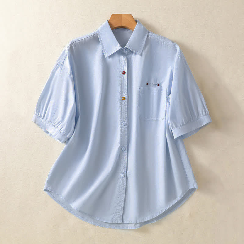 Buddha Stones Camicia da donna estiva casual minimalista a maniche corte con bottoni e taschino applicato, tinta unita. - Azzurro chiaro - US8-10, UK/AU12-14, EU40-42 (2XL) - image 0
