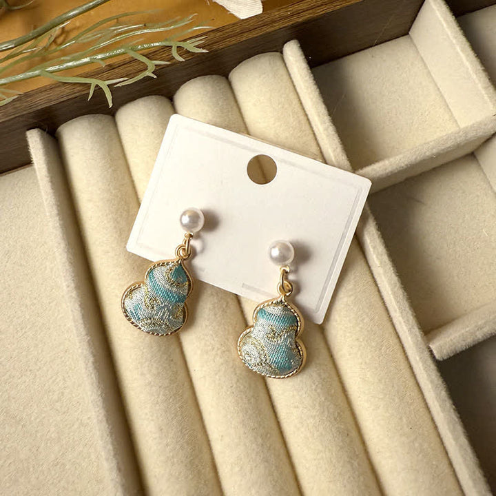 Buddha Stones Orecchini pendenti a perno fatti a mano con perle e zucca in broccato Song Brocade, effetto curativo. - Blu (stessa tonalità di colore, fantasia variabile) - image 0