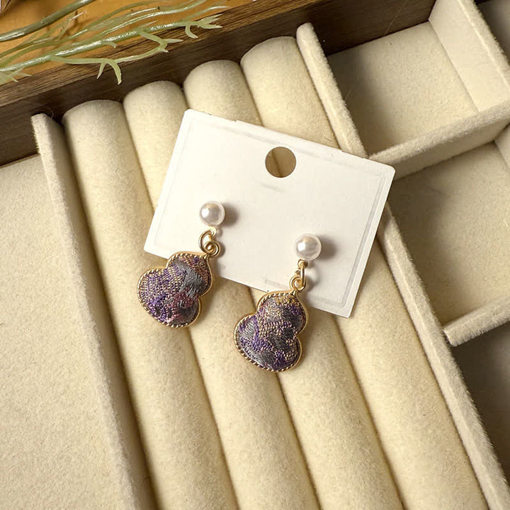Buddha Stones Orecchini pendenti a perno fatti a mano con perle e zucca in broccato Song Brocade, effetto curativo. - Viola (stessa tonalità di colore, fantasia variabile) - image 1
