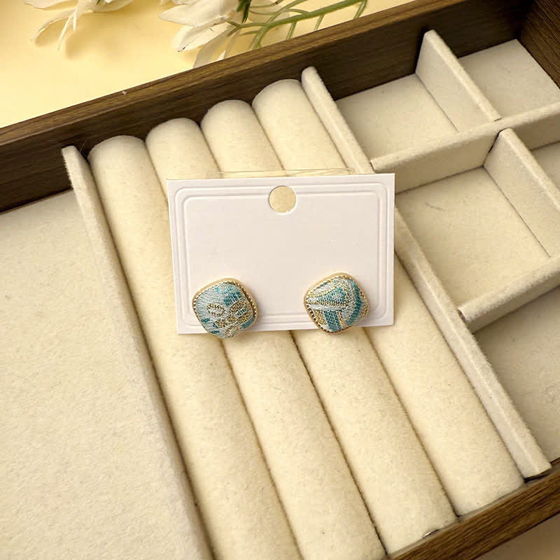 Buddha Stones Orecchini a perno geometrici quadrati in broccato di protezione, realizzati a mano. - Blu (stessa tonalità di colore, fantasia variabile) - image 3