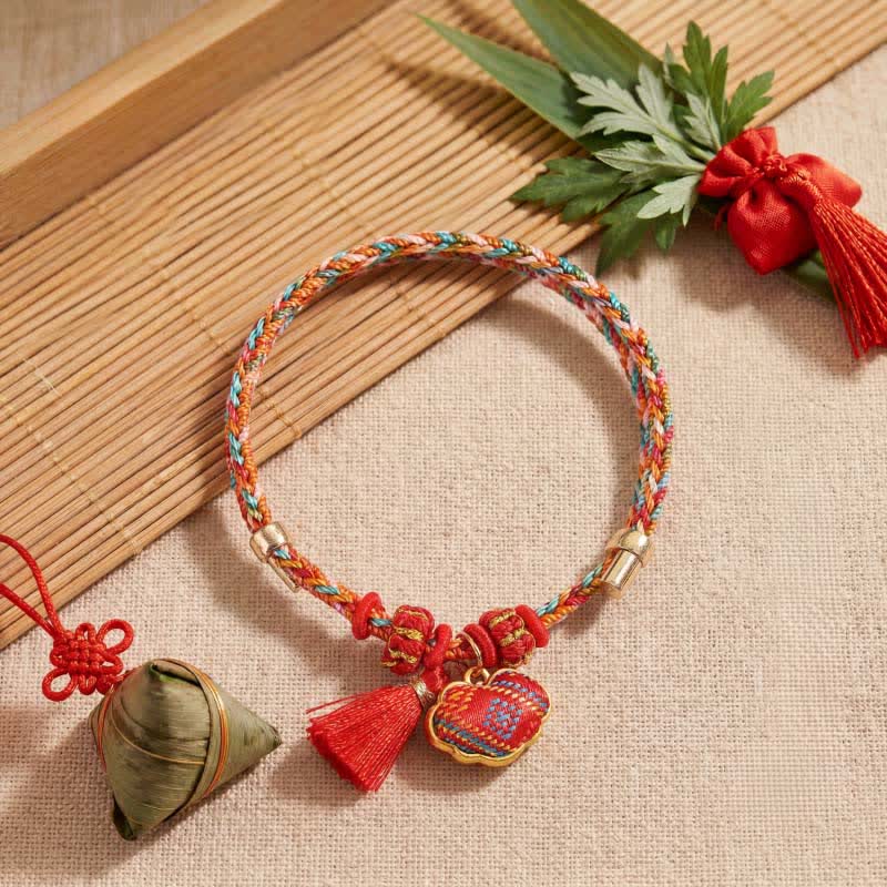 Buddha Stones Braccialetto intrecciato Zongzi con ciondolo a lucchetto cinese, sacchetto portafortuna a cinque colori, broccato rosso Song, mela, zucca e sacchetto di denaro, fatto a mano. - Ciondolo a forma di lucchetto cinese (stessa tonalità di colore, motivo variabile) - image 0
