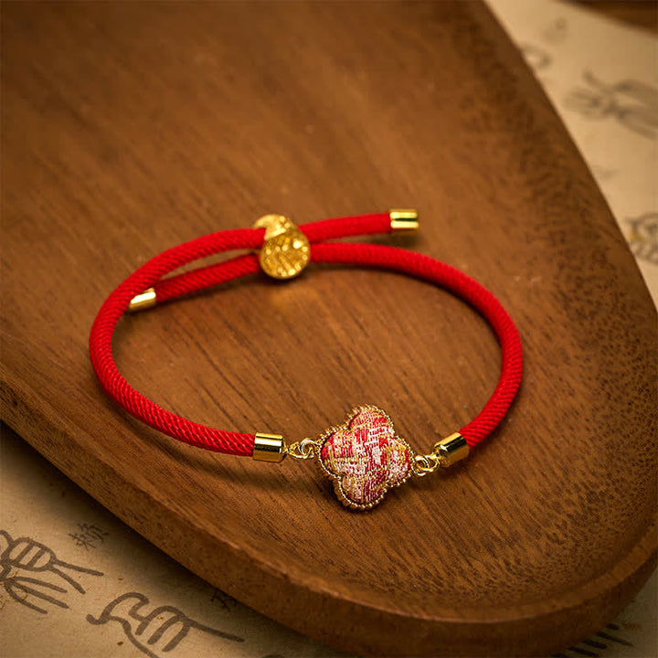 Buddha Stones Braccialetto portafortuna con quadrifoglio in broccato Red String Song. - image 1
