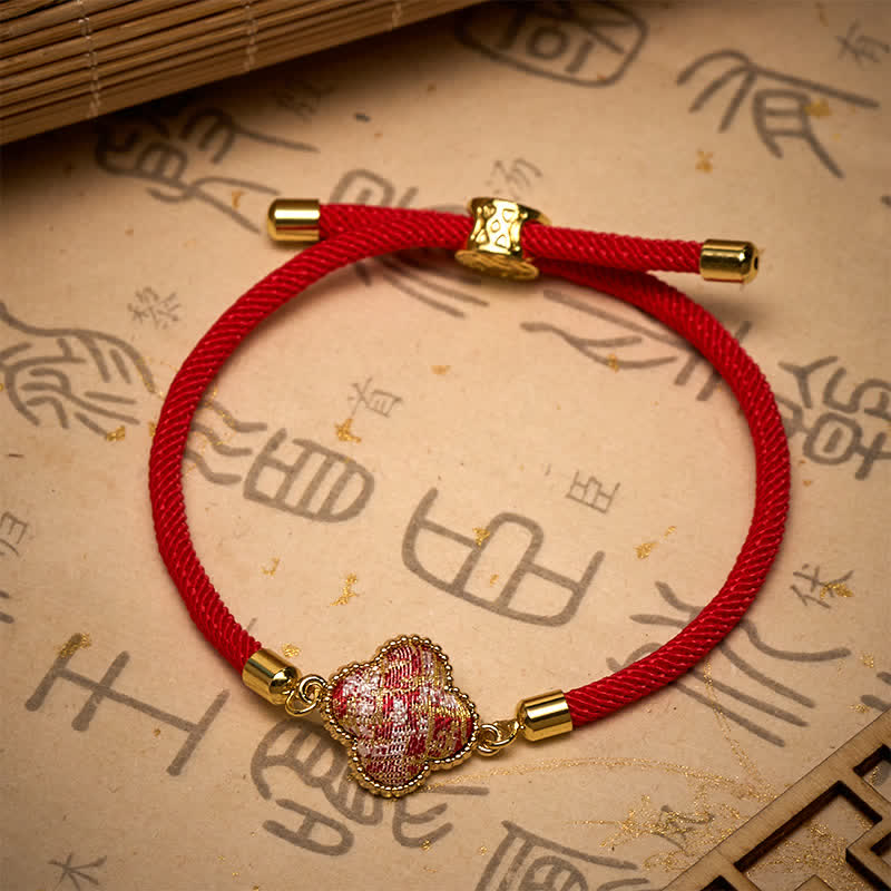 Buddha Stones Braccialetto portafortuna con quadrifoglio in broccato Red String Song. - image 2