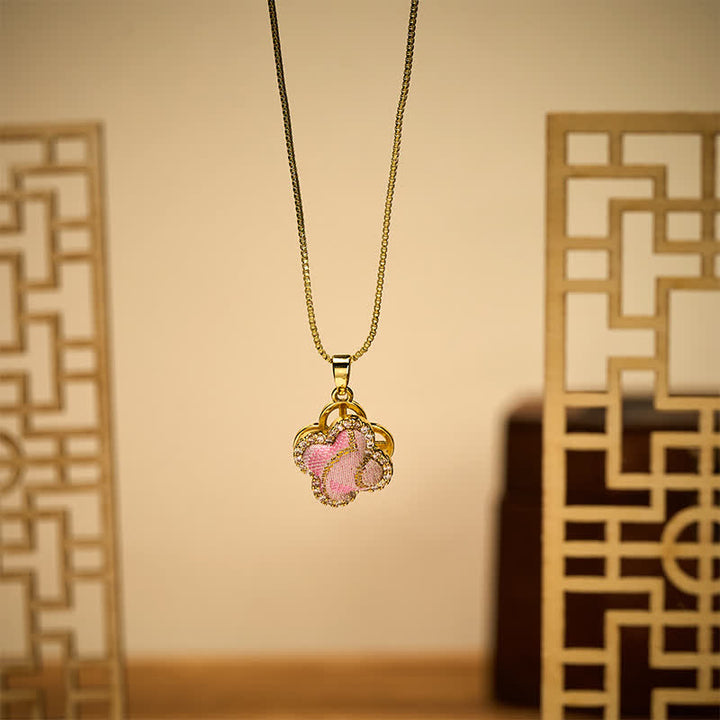 Buddha Stones Collana con ciondolo a forma di cuore girevole in rame e quadrifoglio intarsiato in broccato rosa, con design armonico. - image 4