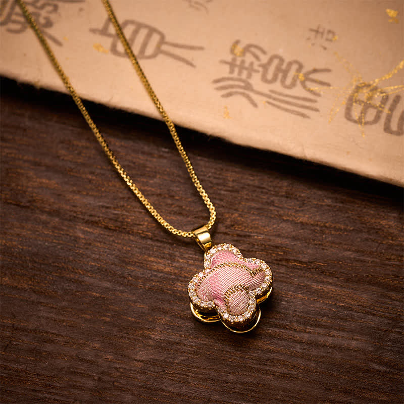 Buddha Stones Collana con ciondolo a forma di cuore girevole in rame e quadrifoglio intarsiato in broccato rosa, con design armonico. - image 1
