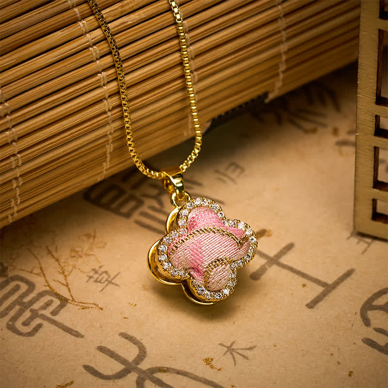 Buddha Stones Collana con ciondolo a forma di cuore girevole in rame e quadrifoglio intarsiato in broccato rosa, con design armonico. - image 2