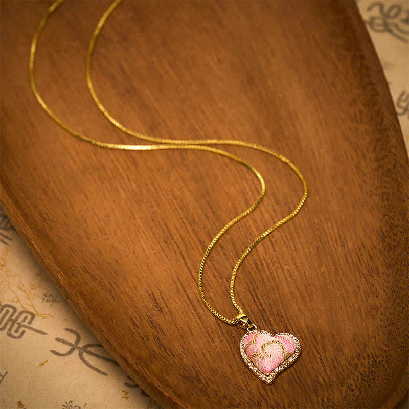 Buddha Stones Collana con ciondolo a forma di cuore girevole in rame e quadrifoglio intarsiato in broccato rosa, con design armonico. - image 11