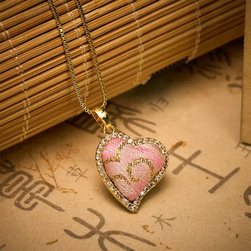 Buddha Stones Collana con ciondolo a forma di cuore girevole in rame e quadrifoglio intarsiato in broccato rosa, con design armonico. - image 10