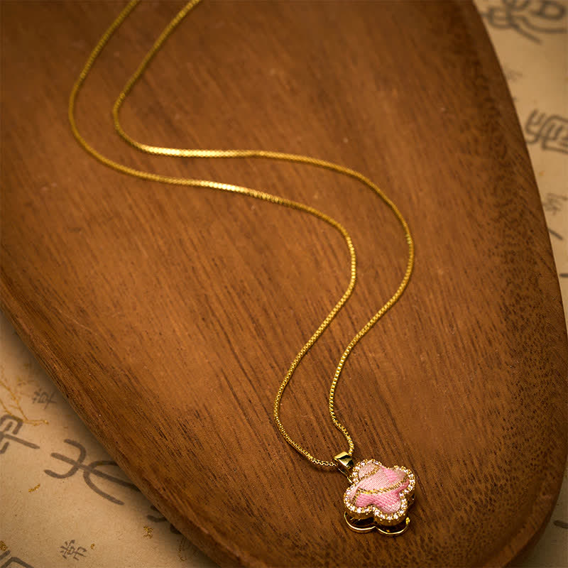 Buddha Stones Collana con ciondolo a forma di cuore girevole in rame e quadrifoglio intarsiato in broccato rosa, con design armonico. - image 3