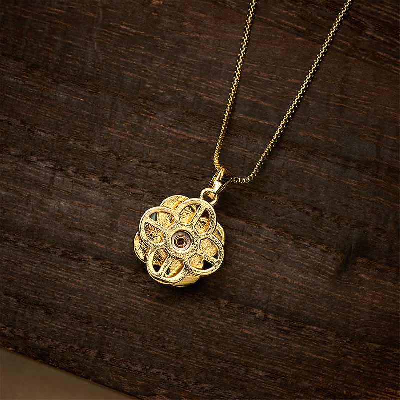 Buddha Stones Collana con ciondolo a forma di cuore girevole in rame e quadrifoglio intarsiato in broccato rosa, con design armonico. - image 6