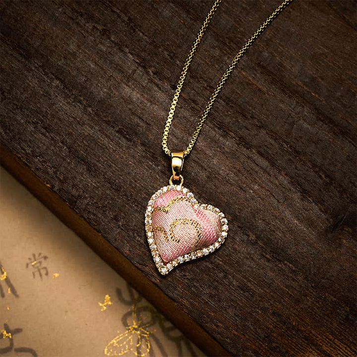 Buddha Stones Collana con ciondolo a forma di cuore girevole in rame e quadrifoglio intarsiato in broccato rosa, con design armonico. - Cuore (stessa tonalità di colore – motivo variabile) - image 8