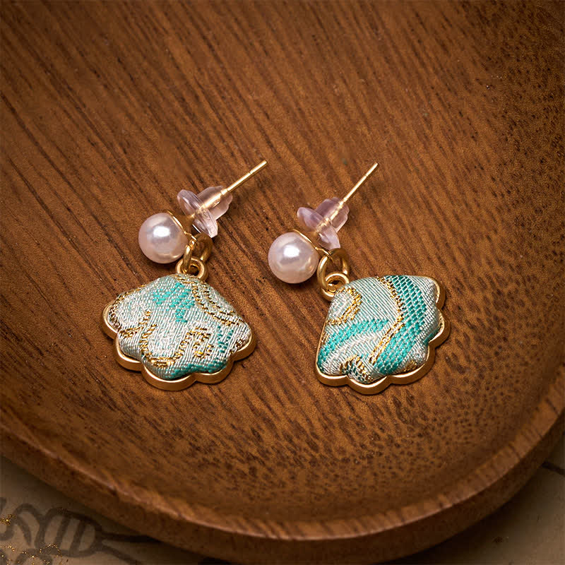 Buddha Stones Orecchini cinesi a forma di foglia in broccato Pearl Song. - image 2