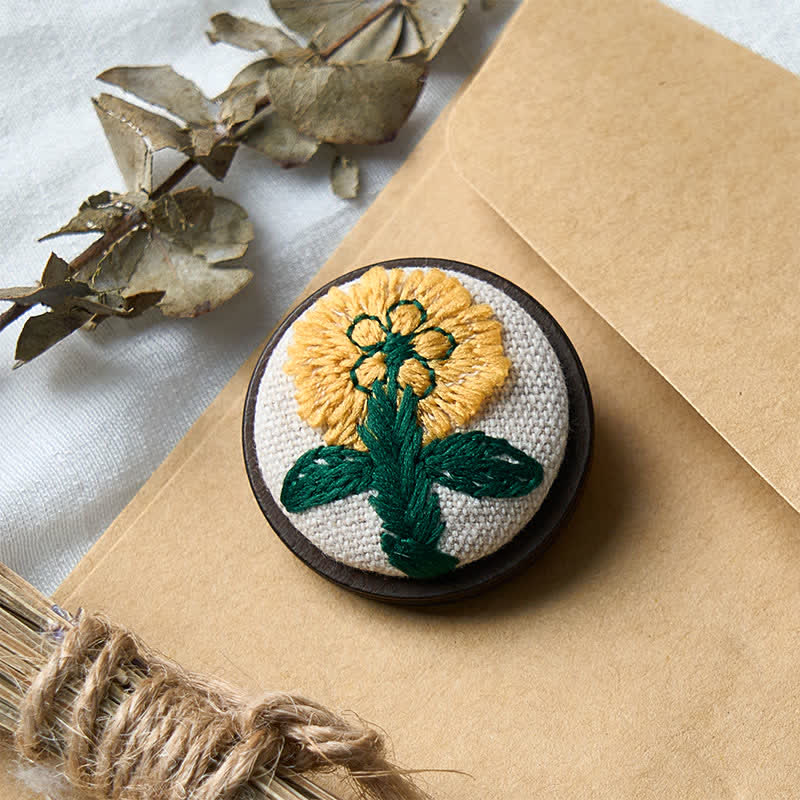 Buddha Stones Spilla rotonda a forma di fiore in tessuto, realizzata a mano. - image 11