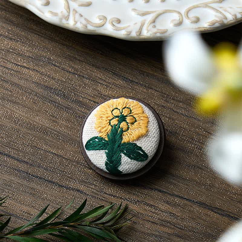 Buddha Stones Spilla rotonda a forma di fiore in tessuto, realizzata a mano. - image 9