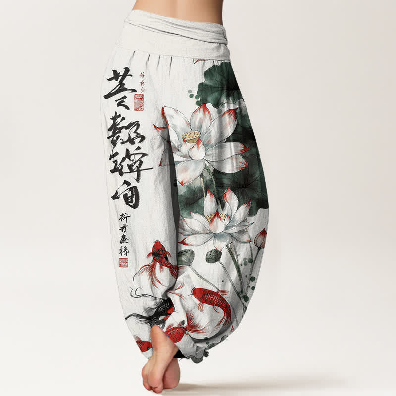 Buddha Stones Pantaloni harem da donna in cotone con elastico in vita e motivo a calligrafia di pesci koi rossi e loto rosso. - image 1
